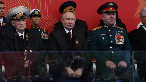 Putin durante discurso do Dia da Vitória em Moscou, em cerimônia marcada por tensão internacional e defesa da ofensiva russa na Ucrânia - Imagem: Reprodução