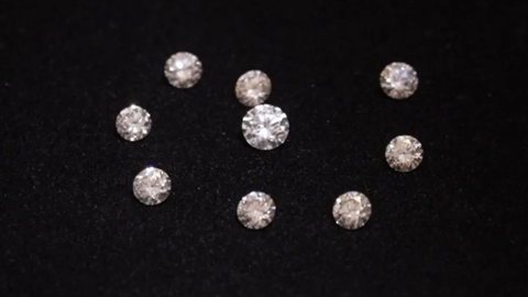 O processo de transformação das cinzas em diamantes é uma homenagem íntima e significativa - Imagem: Reprodução/X @Africanize