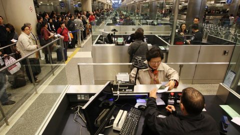 Com início em 20 de agosto, o programa-piloto exigirá cauções de até US$ 15 mil, dependendo do histórico migratório do solicitante. - Imagem: Reprodução | Dicas New York