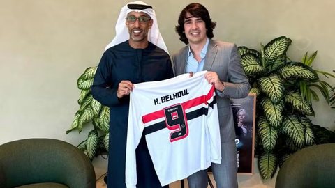Empresário Diego Fernandes entrega camisa do São Paulo a Khalfan Belhoul, do Dubai Future Foundation - Foto: Reprodução/ Instagram
