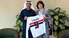 Empresário Diego Fernandes entrega camisa do São Paulo a Khalfan Belhoul, do Dubai Future Foundation - Foto: Reprodução/ Instagram