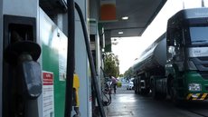 Governo busca mitigar efeitos da alta do petróleo no Brasil, onde 30% do diesel consumido é importado, afetando a economia - Imagem: Reprodução/ Marcello Casal Jr/Agência Brasil