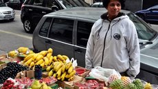 Maioria dos ambulantes trabalham mais de 44 horas e não querem mudar de profissão. - Imagem: Reprodução/CMSP.