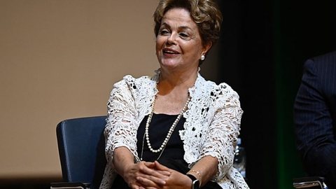 A internação de Dilma ocorre em meio a discussões sobre a expansão do BRICS e possíveis mudanças em sua liderança no banco. - Imagem: Reprodução | X (Twitter) - @AFPnews