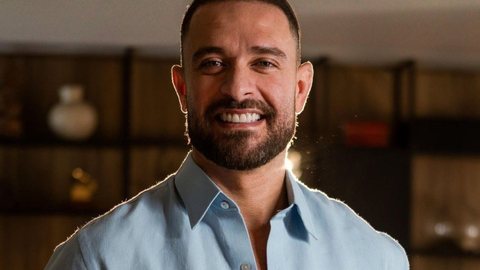 Diogo Nogueira deve seguir repouso vocal absoluto e ainda não há previsão para seu retorno aos palcos após a internação - Imagem: Reprodução/Luiza Barreto/Globo