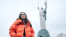A vocalista Sharon den Adel compartilha sua experiência em Kiev, onde encontrou fãs e a jovem banda ucraniana BLIND8 em meio ao conflito. - Imagem: Divulgação Oficial Within Temptation