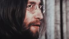O documentário "John Lennon: Murder Without A Trial" será dividida em três episódios - Imagem: Reprodução/Youtube Apple TV: John Lennon: Murder Without a Trial — Official Trailer | Apple TV+