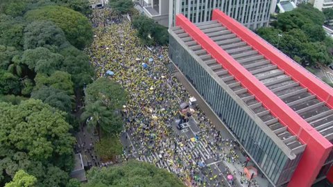 Manifestantes pró-Bolsonaro na Avenida Paulista às 16h deste domingo (1º) - Imagem: Reprodução / TV Globo