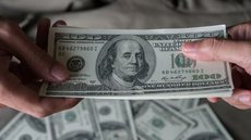 Nesta terça-feira, o dólar desvalorizou 0,21%, enquanto o Ibovespa subiu 0,48%, impulsionado pela JBS e expectativas de juros - Imagem: Reprodução / Freepik
