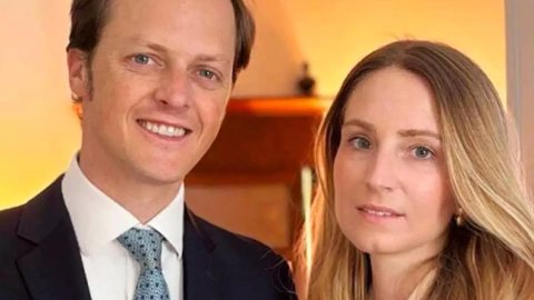 Dom Rafael de Orléans e Bragança e a noiva, Margherita delle Piane; casamento levou à perda dos direitos sucessórios reconhecidos pela Casa Imperial do Brasil. - Imagem: Reprodução