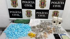 Suspeitos foram flagrados vendendo drogas em campo de futebol usado como base do tráfico em Cubatão - Imagem: Reprodução / Polícia Civil