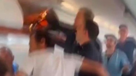 As testemunhas registraram em vídeo e fotos os passageiros tentando apagar o incêndio dentro do avião - Imagem: reprodução/Twitter @srfnewst