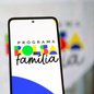 O Bolsa Família garante um valor mínimo de R$ 600 por família, com adicionais para crianças e gestantes, visando a vulnerabilidade social - Imagem: Reprodução/Luis Lima Jr/FotoArena/Estadão Conteúdo