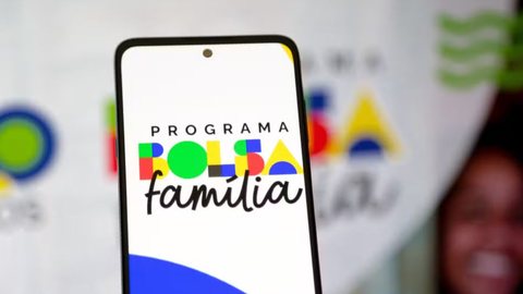 O Bolsa Família garante um valor mínimo de R$ 600 por família, com adicionais para crianças e gestantes, visando a vulnerabilidade social - Imagem: Reprodução/Luis Lima Jr/FotoArena/Estadão Conteúdo