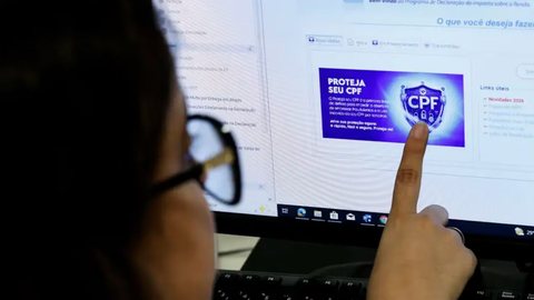 Contribuintes podem retificar declarações antes de notificação da Receita Federal para evitar problemas futuros com a malha fina - Imagem: Reprodução/Bruno Peres/Agência Brasil