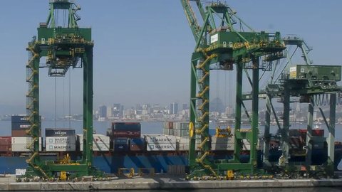O governo mantém diálogo com os EUA, mas reforça apoio financeiro a setores afetados por tarifas e conflitos internacionais - Imagem: Reprodução/Tânia Rêgo/Agência Brasil