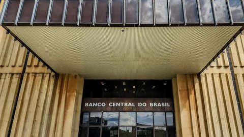 Expectativas para a Selic em 2026 são de 13,25%, com cortes recentes monitorando impactos econômicos globais - Imagem: Reprodução/Rafa Neddermeyer/Agência Brasil