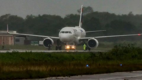 O governo federal prorroga desoneração do PIS/Cofins sobre o QAV, visando amenizar os impactos da volatilidade no setor aéreo - Imagem: Reprodução/Rafa Neddermeyer/Agência Brasil