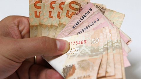Cerca de 26,9 milhões de trabalhadores devem ser beneficiados em 2026, com previsão de R$ 33,5 bilhões para o pagamento do abono - Imagem: Reprodução/Antônio More / Agência de Notícias Gazeta do Povo