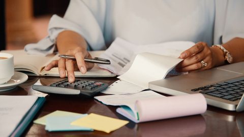Estatais apresentaram superávit, mas o cenário fiscal geral continua preocupante para a economia do país - Imagem: Reprodução/Magnific
