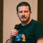 Eduardo Bisotto virou alvo de críticas após utilizar a expressão “mono” durante uma transmissão ao vivo ao comentar a atuação de Vinicius Júnior em amistoso da Seleção Brasileira. - Imagem: Reprodução