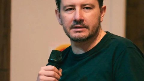 Eduardo Bisotto virou alvo de críticas após utilizar a expressão “mono” durante uma transmissão ao vivo ao comentar a atuação de Vinicius Júnior em amistoso da Seleção Brasileira. - Imagem: Reprodução