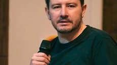 Eduardo Bisotto virou alvo de críticas após utilizar a expressão “mono” durante uma transmissão ao vivo ao comentar a atuação de Vinicius Júnior em amistoso da Seleção Brasileira. - Imagem: Reprodução