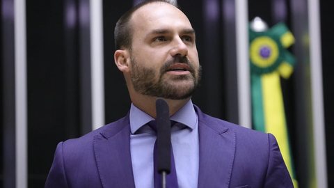 Eduardo Bolsonaro participa da première de Dark Horse em Las Vegas e afirma que o filme será um “pesadelo para a esquerda” e terá alcance internacional. - Imagem: Reprodução / Camâra dos Deputados