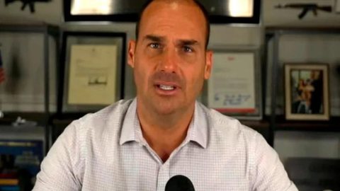 Eduardo Bolsonaro é alvo de representação apresentada ao Tribunal Superior Eleitoral após transmissão ao vivo em que questionou o sistema de urnas eletrônicas. - Imagem: Reprodução /  Rede Comunica Brasil