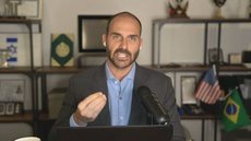 Deputado Eduardo Bolsonaro critica Alexandre de Moraes e defende pastor indiciado, alegando perseguição política. - Imagem: Reprodução | YouTube - CNN Brasil