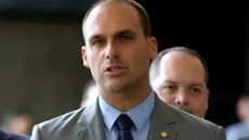 Deputada Fernanda Melchionna apresenta mais de 400 mil assinaturas pedindo a cassação do mandato de Eduardo Bolsonaro - Imagem: Reprodução / Arquivo / Agência Brasil