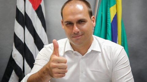 Eduardo Bolsonaro afirmou que o orçamento milionário de Dark Horse é compatível com produções internacionais de Hollywood. - Imagem: Reprodução