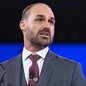 Eduardo Bolsonaro criticou a atuação internacional do presidente Lula durante entrevista e afirmou que o petista é ignorado por líderes estrangeiros ao comentar a participação do Brasil na Cúpula do Mercosul. - Imagem:Saul Loeb / AFP