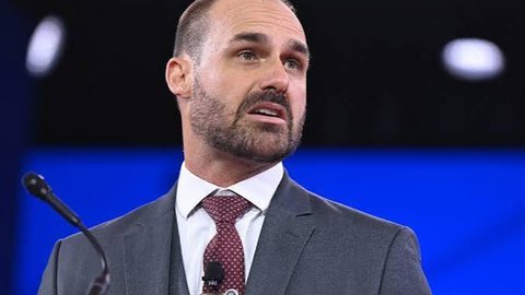 Eduardo Bolsonaro criticou a atuação internacional do presidente Lula durante entrevista e afirmou que o petista é ignorado por líderes estrangeiros ao comentar a participação do Brasil na Cúpula do Mercosul. - Imagem:Saul Loeb / AFP