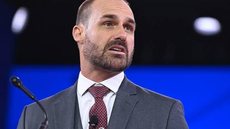 Eduardo Bolsonaro criticou a atuação internacional do presidente Lula durante entrevista e afirmou que o petista é ignorado por líderes estrangeiros ao comentar a participação do Brasil na Cúpula do Mercosul. - Imagem:Saul Loeb / AFP