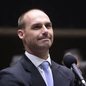 Eduardo Bolsonaro durante entrevista após condenação pelo STF. Ex-deputado voltou a criticar Alexandre de Moraes e citou Donald Trump ao comentar a decisão da Corte. - Imagem:  Bruno Spada / Câmara dos Deputados