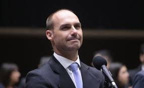 Eduardo Bolsonaro durante entrevista após condenação pelo STF. Ex-deputado voltou a criticar Alexandre de Moraes e citou Donald Trump ao comentar a decisão da Corte. - Imagem:  Bruno Spada / Câmara dos Deputados