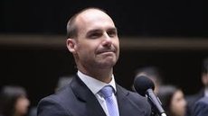 Eduardo Bolsonaro durante entrevista após condenação pelo STF. Ex-deputado voltou a criticar Alexandre de Moraes e citou Donald Trump ao comentar a decisão da Corte. - Imagem:  Bruno Spada / Câmara dos Deputados