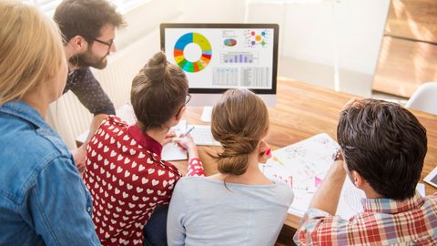 Educação como MOTOR 2 para aumentar margem de lucro de médias e grandes empresas - Imagem: Reprodução / Freepik