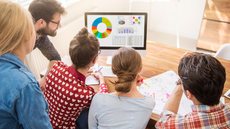 Educação como MOTOR 2 para aumentar margem de lucro de médias e grandes empresas - Imagem: Reprodução / Freepik