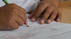 Desempenho dos alunos do 5º ano do fundamental mostra queda, com apenas 37,9% alcançando nível adequado em matemática - Imagem: Reprodução / Pixabay