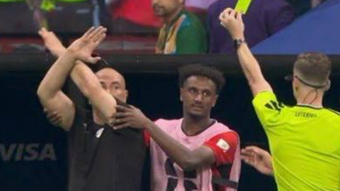 Hossam Hassan contesta arbitragem após eliminação do Egito na Copa - Imagem: Reprodução | TV Globo