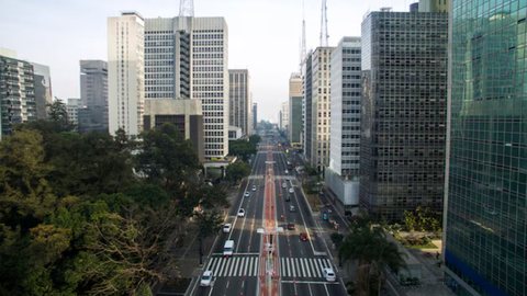 São Paulo enfrenta desafios críticos em segurança e infraestrutura, enquanto eleição foca em escândalos pessoais - Imagem: Reprodução / Freepik
