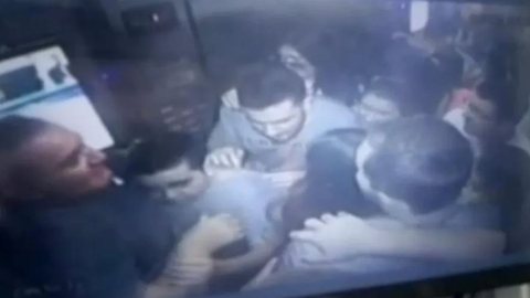 VÍDEO - elevador despenca com 11 pessoas e passageiros entram em desespero - Imagem: reprodução