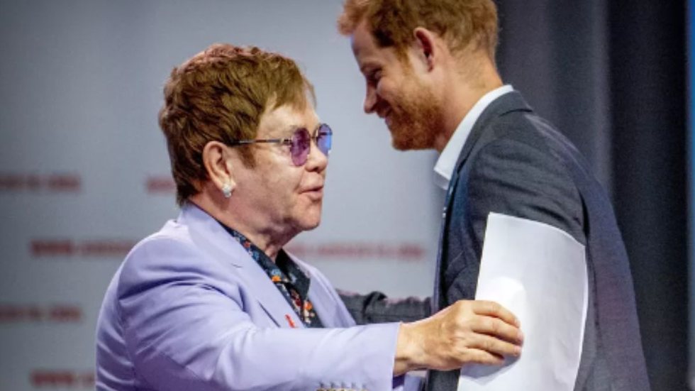 Amizade de Elton John e Príncipe Harry está abalada - Imagem: reprodução Twitter