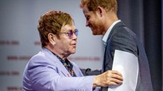 Amizade de Elton John e Príncipe Harry está abalada - Imagem: reprodução Twitter