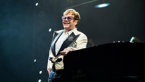 Elton John durante show em Estocolmo, na Suécia - Imagem: reprodução/Facebook