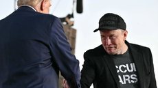 Em comício, Musk declara que apenas Trump pode "preservar a democracia na América" - Imagem: Reprodução / BlueSky / @palle.bsky.social