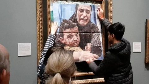 Em Londres, ativistas cobrem obra de Picasso para destacar a crise em Gaza - Imagem: Reprodução / BlueSky / @jornalnota.bsky.social