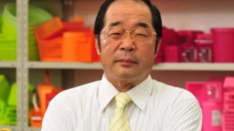 Empreendedor japonês, idealizador da Daiso, falece aos 80 anos - Imagem: Reprodução/ Instagram @japonhoy